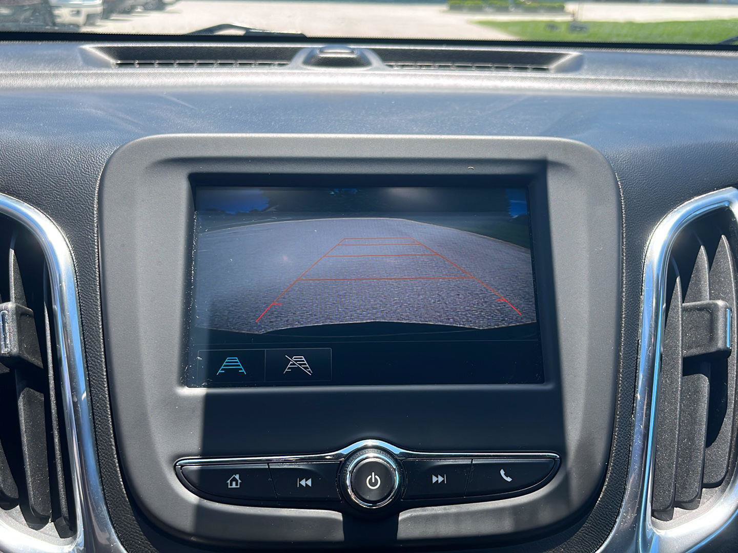 Used 2018 Chevrolet Equinox LT FWD image 19