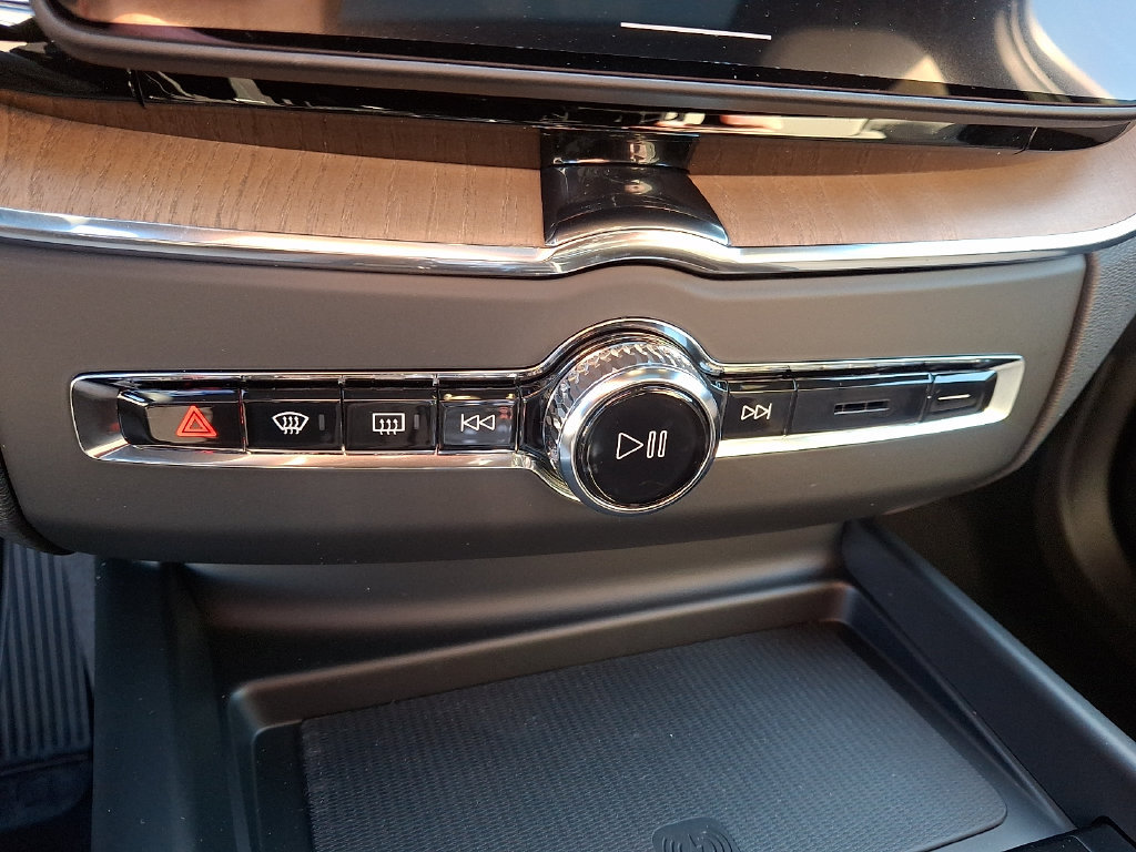 New 2027 Volvo XC60 B5 Plus AWD/4WD image 12