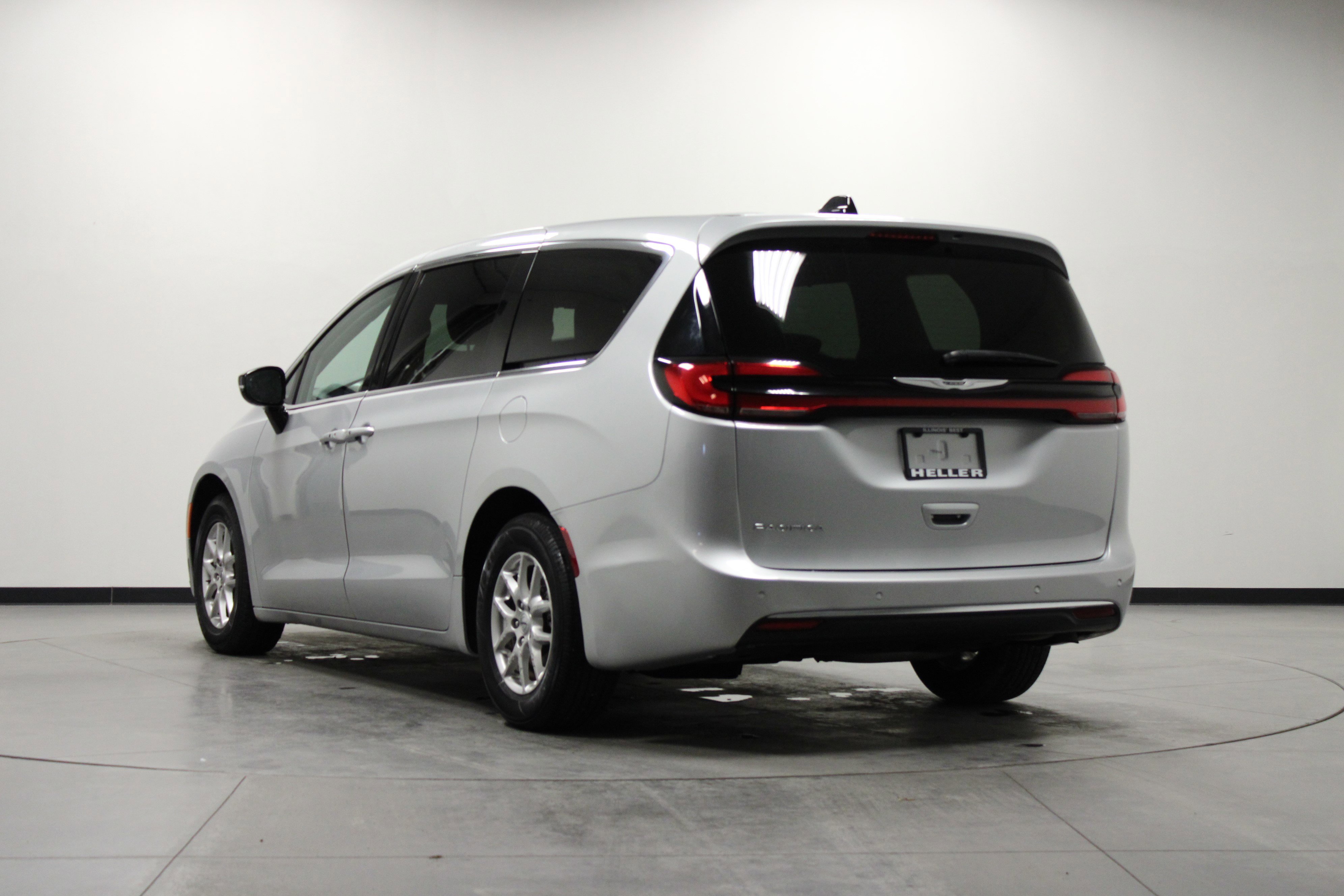 Used 2024 Chrysler Pacifica Touring-L image 6