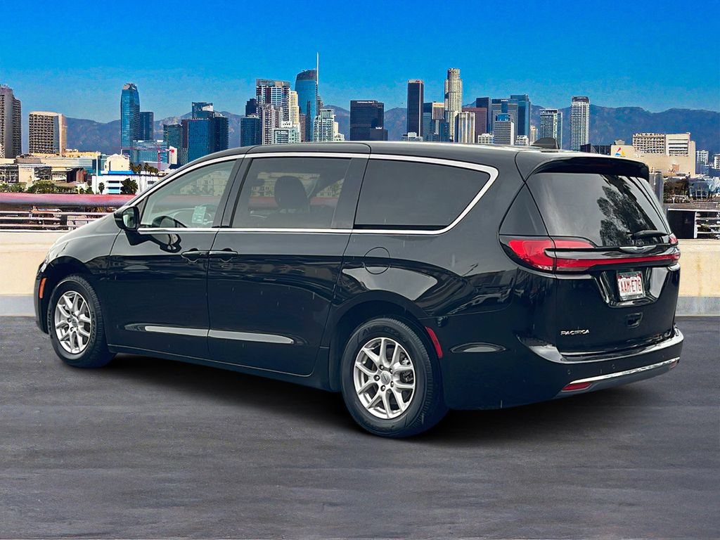 Used 2024 Chrysler Pacifica Touring-L FWD image 3