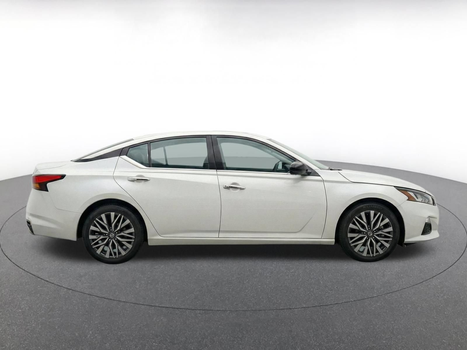 Used 2025 Nissan Altima 2.5 SV FWD image 9
