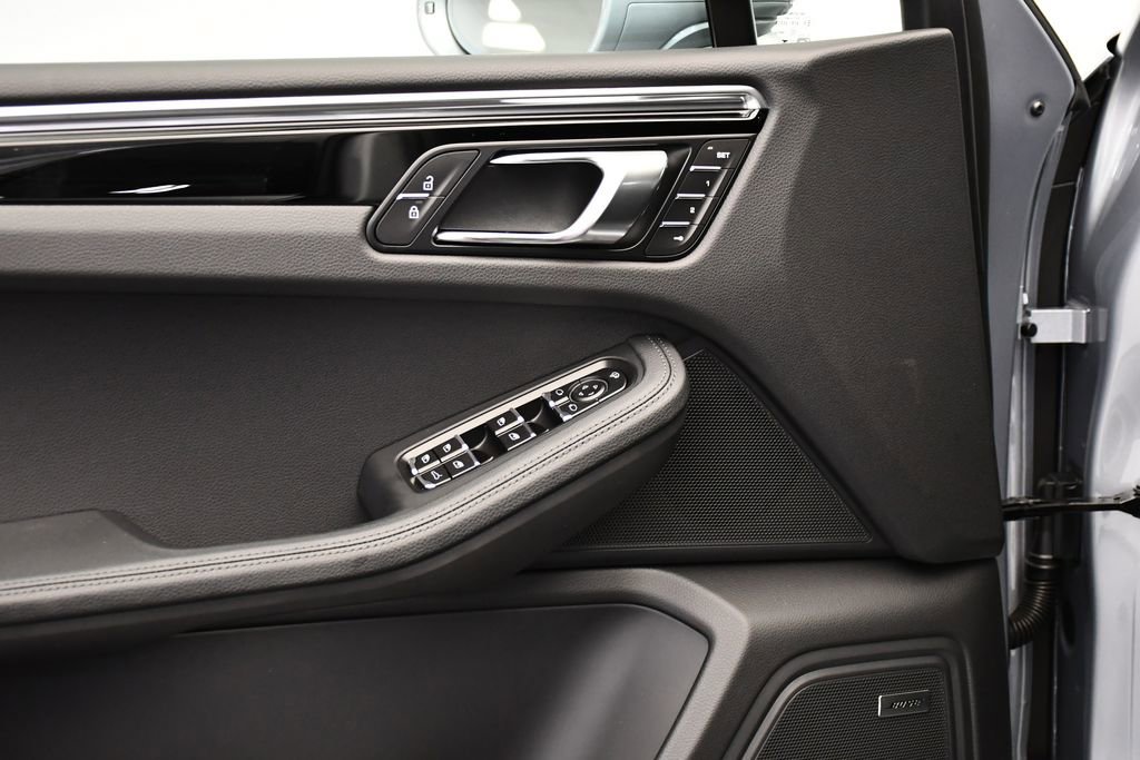 Certified 2026 Porsche Macan image 34