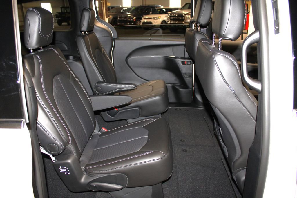 New 2026 Chrysler Voyager LX image 28