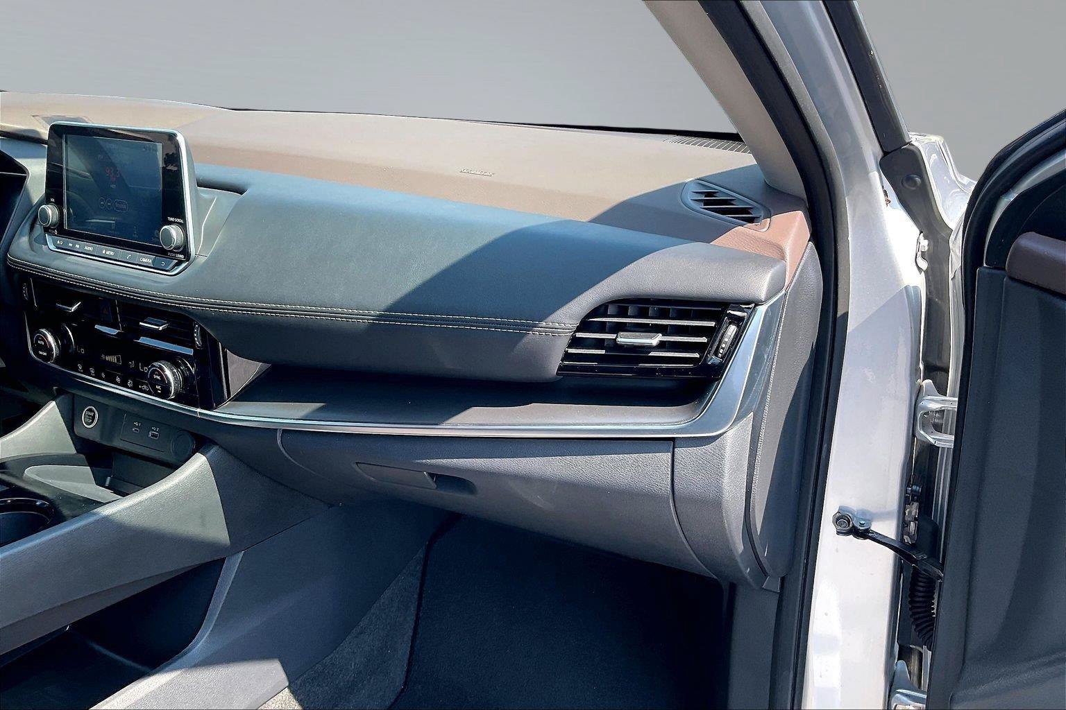 Certified 2023 Nissan Rogue SV FWD image 18