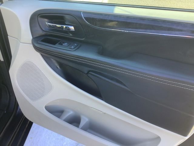 Used 2014 Chrysler Town & Country Touring-L w/ Driver Convenience Group image 17