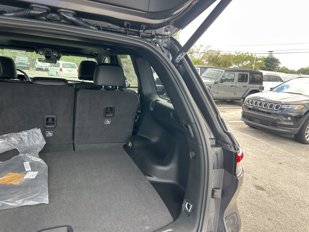 New 2026 Jeep Grand Cherokee Altitude AWD/4WD image 33