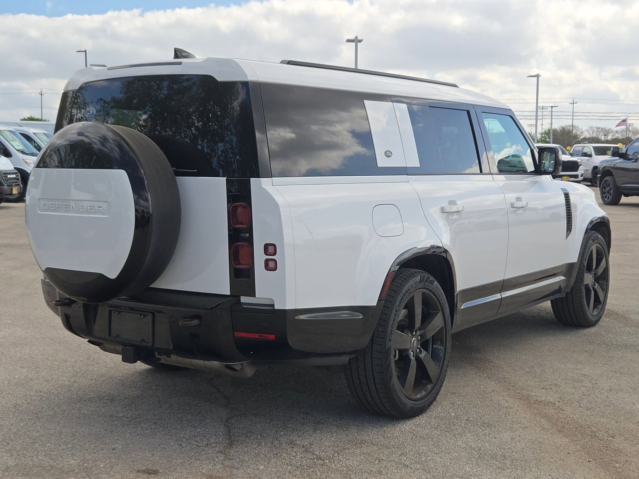 Used 2024 Land Rover Defender 130 X-Dynamic SE image 3
