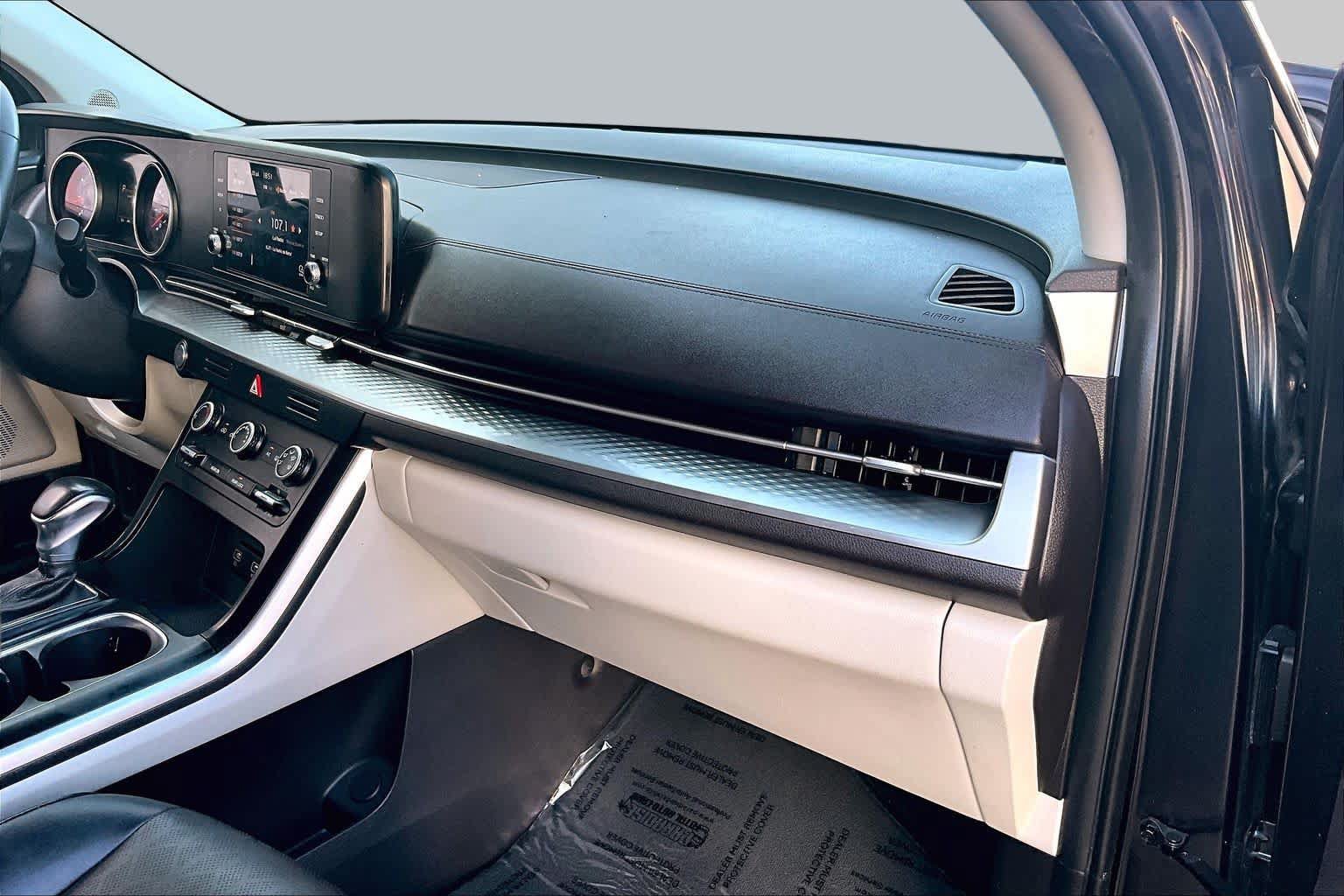 Used 2022 Kia Carnival LX FWD image 18