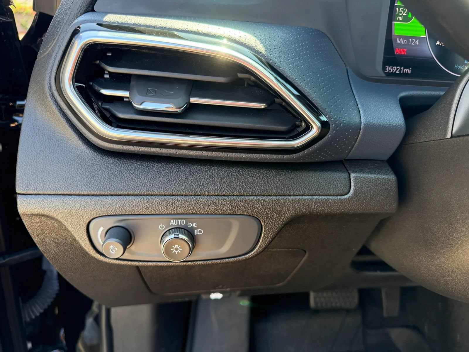 Used 2022 Chevrolet Bolt EUV Premier w/ Launch Edition FWD image 14