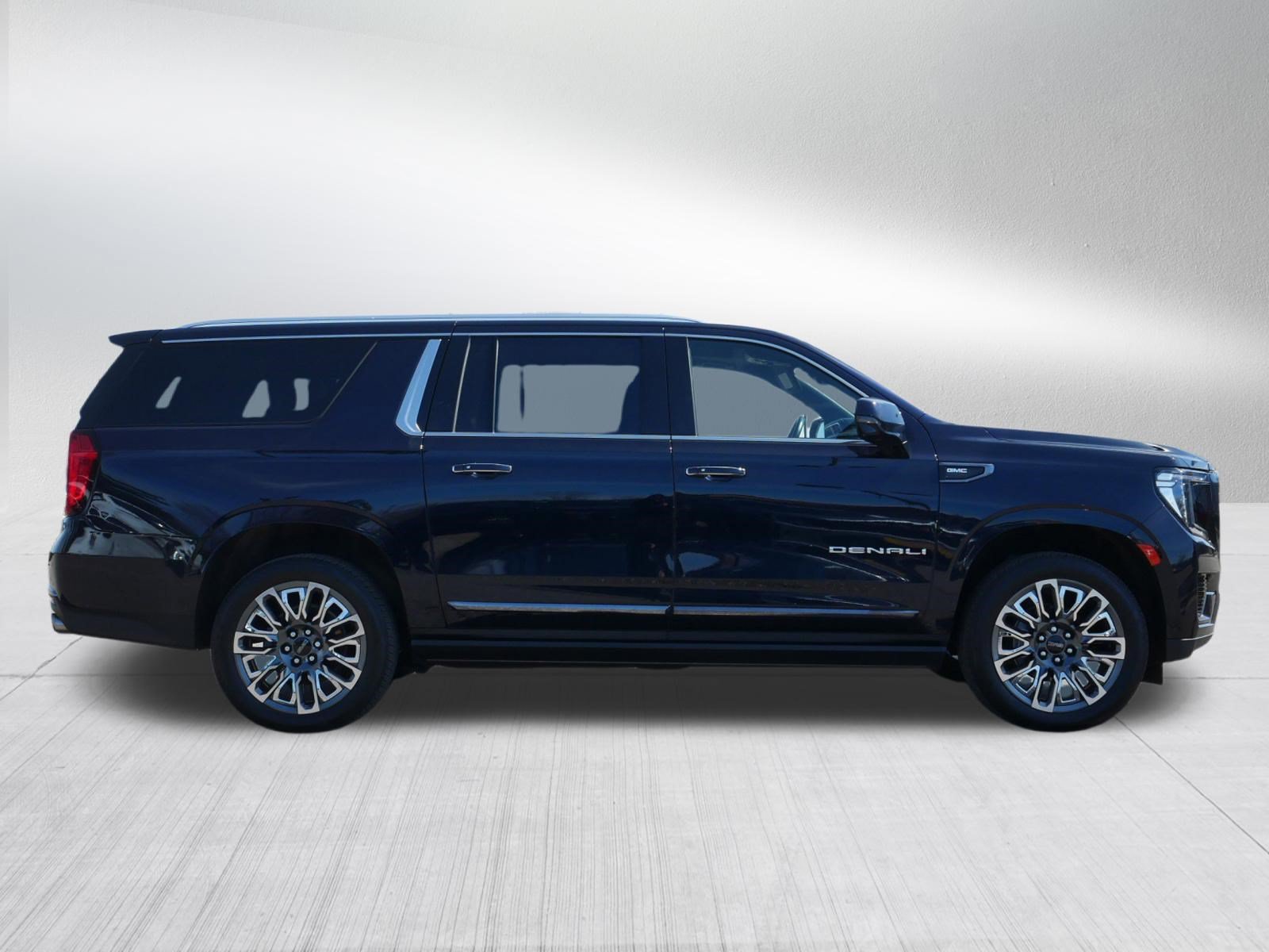 Used 2023 GMC Yukon XL Denali Ultimate AWD/4WD image 8