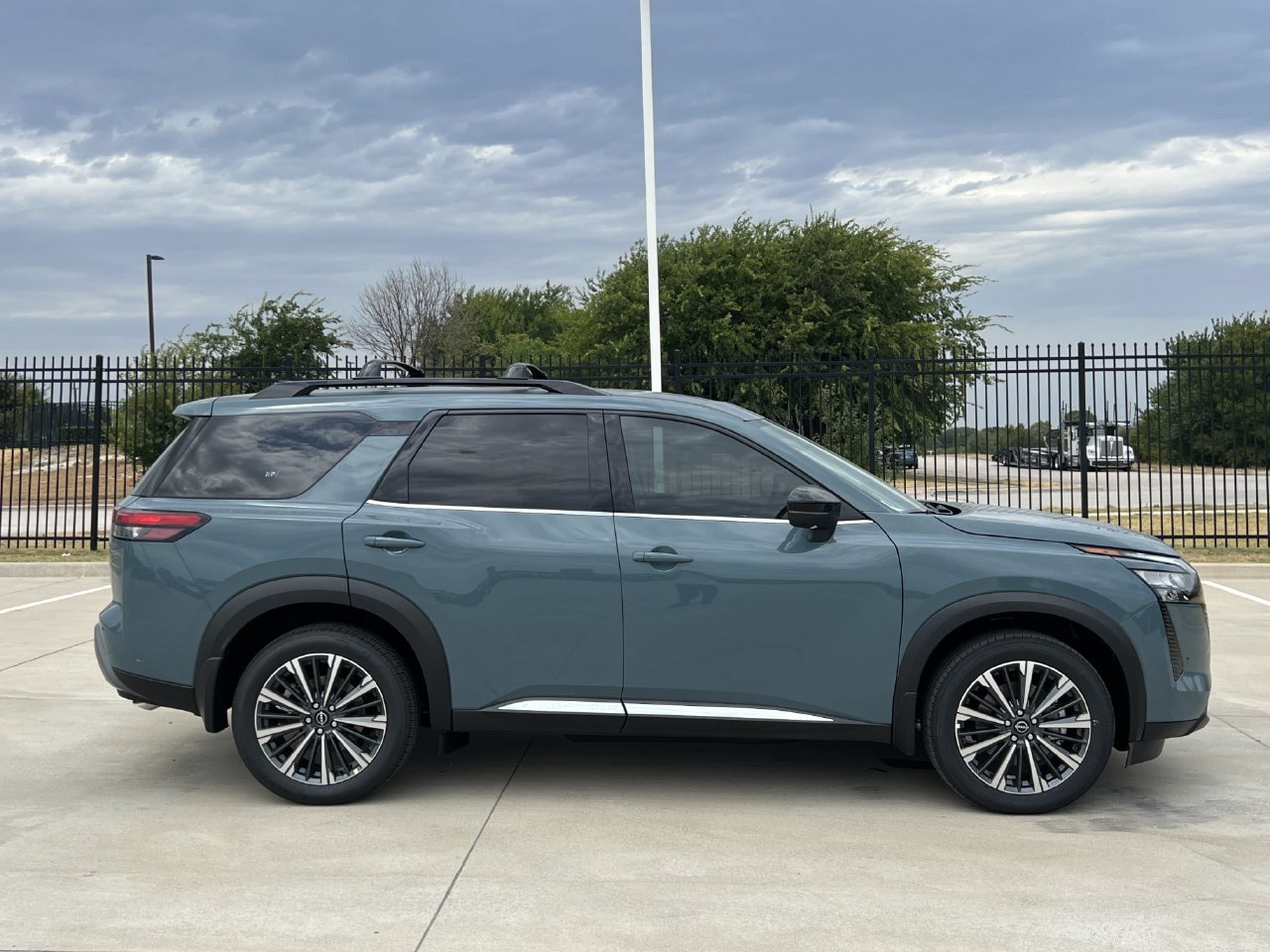 New 2026 Nissan Pathfinder Platinum AWD/4WD image 3