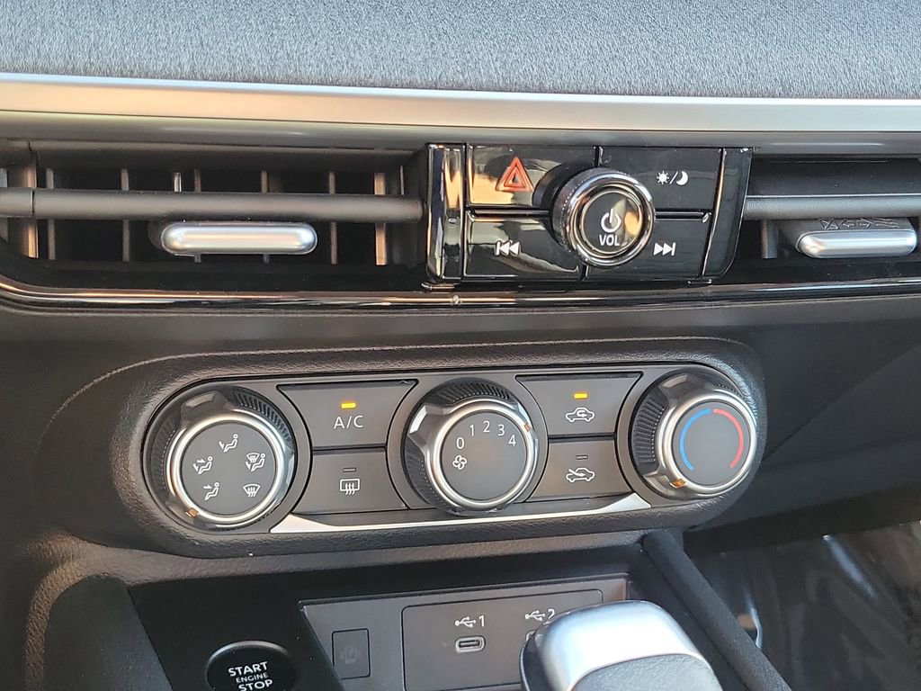 Used 2025 Nissan Kicks SV image 10