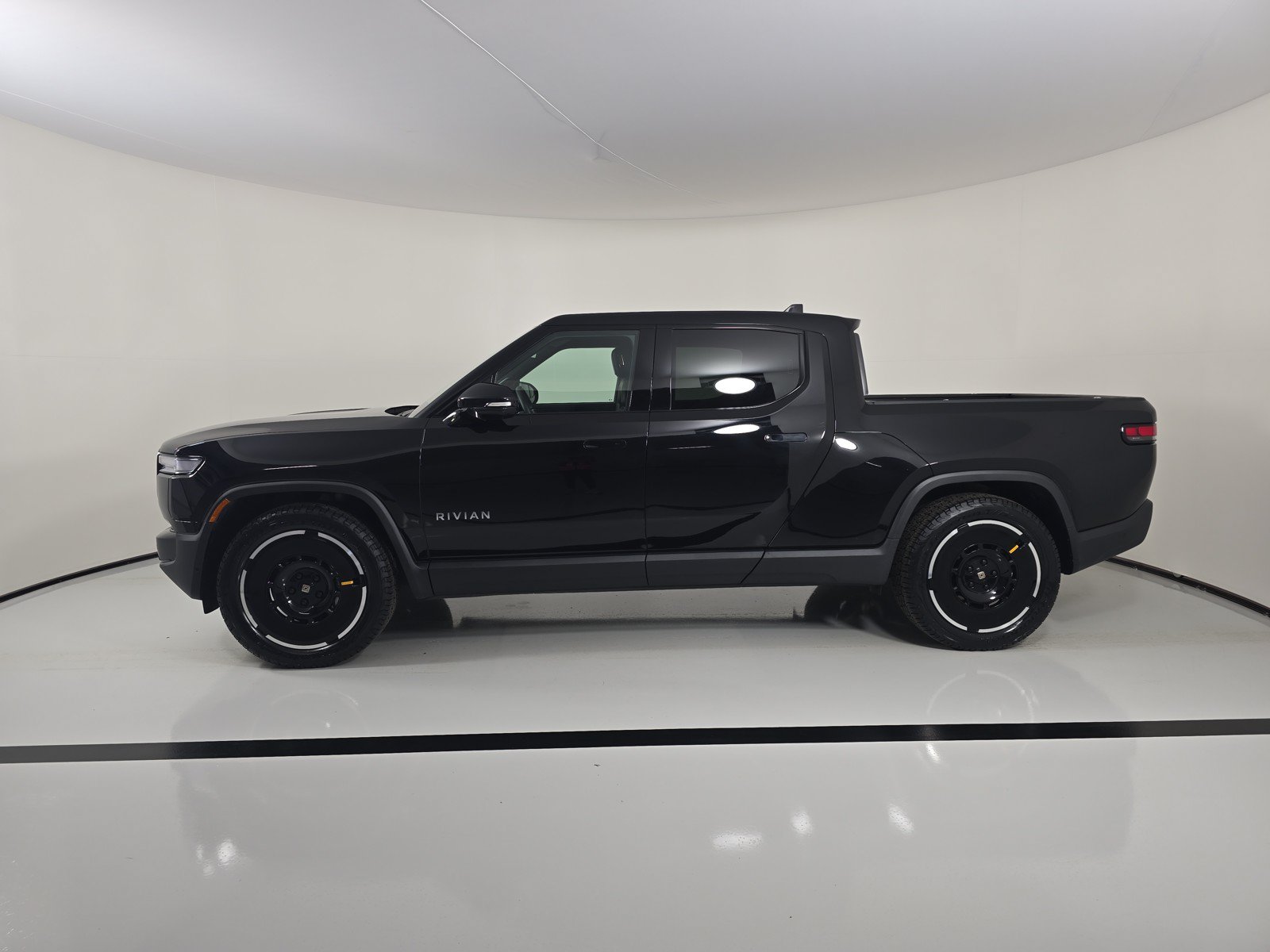 Used 2025 Rivian R1T Adventure AWD/4WD image 2