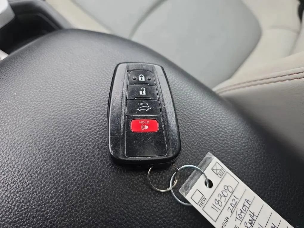 Used 2021 Toyota RAV4 XLE Premium image 38