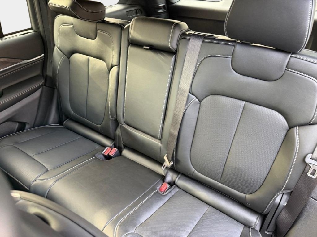 New 2025 Jeep Grand Cherokee Overland w/ Luxury Tech Group IV AWD/4WD image 13