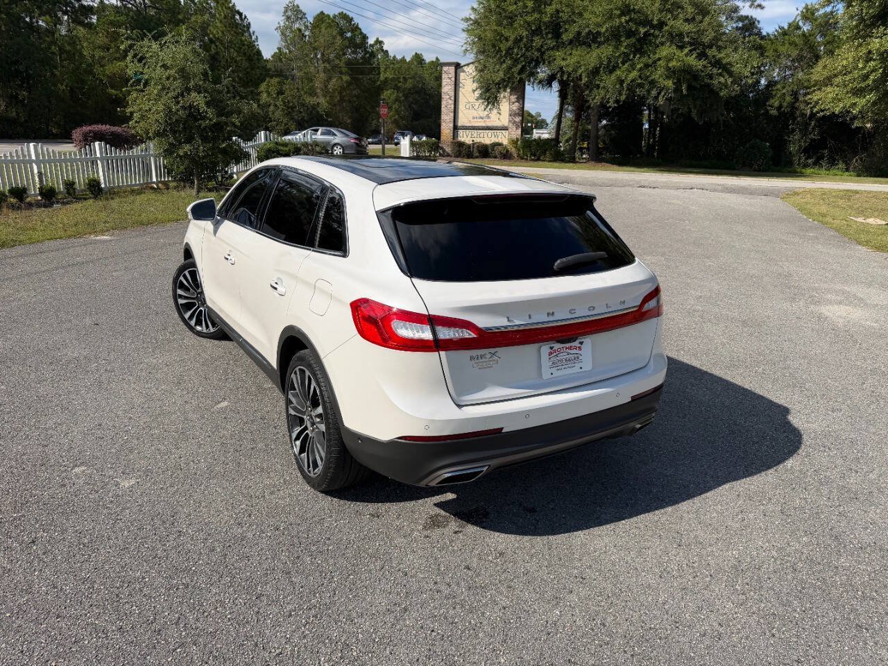 Used 2016 Lincoln MKX Reserve w/ Technology Package FWD image 4