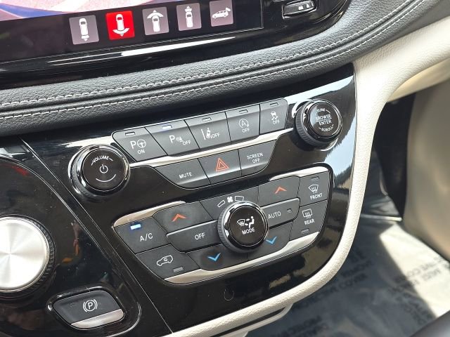 Used 2023 Chrysler Pacifica Touring-L FWD image 35