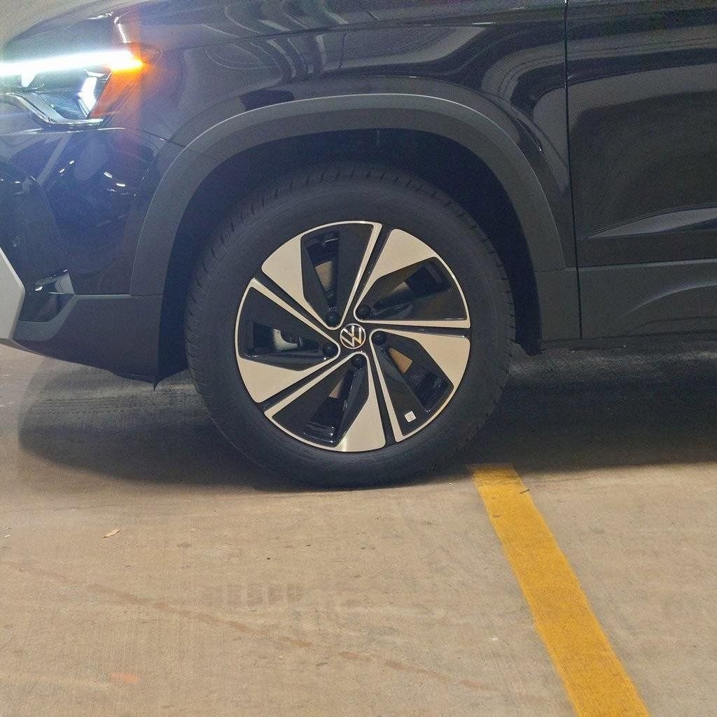 New 2025 Volkswagen Taos SE image 3