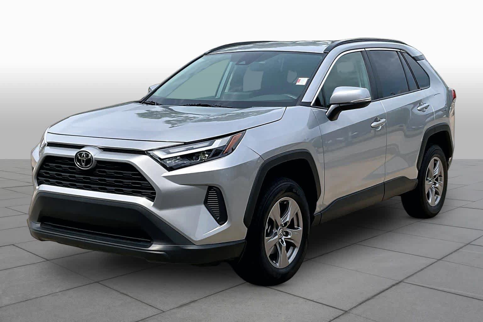 Used 2025 Toyota RAV4 XLE FWD image 2
