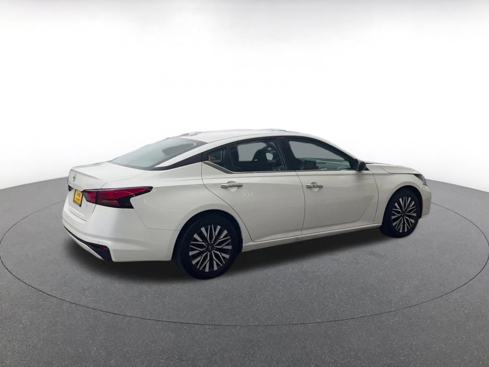 Used 2025 Nissan Altima 2.5 SV FWD image 14