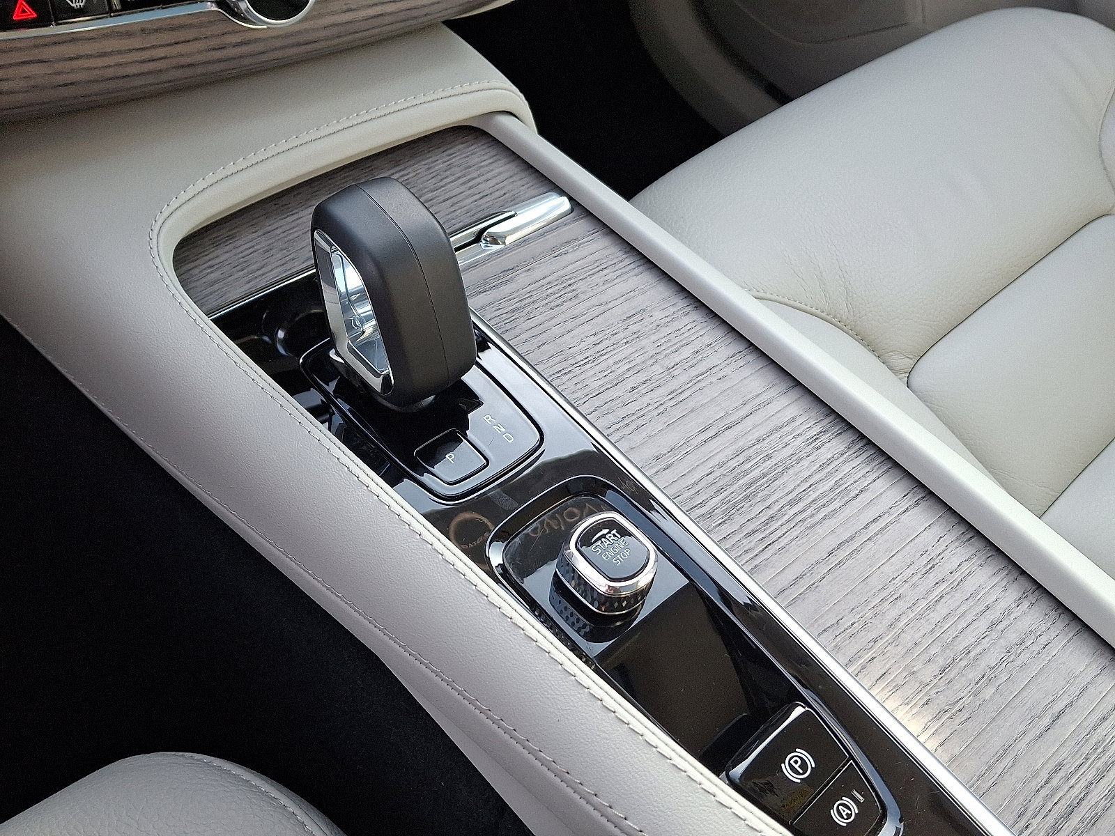 Certified 2024 Volvo XC90 B6 Plus image 16