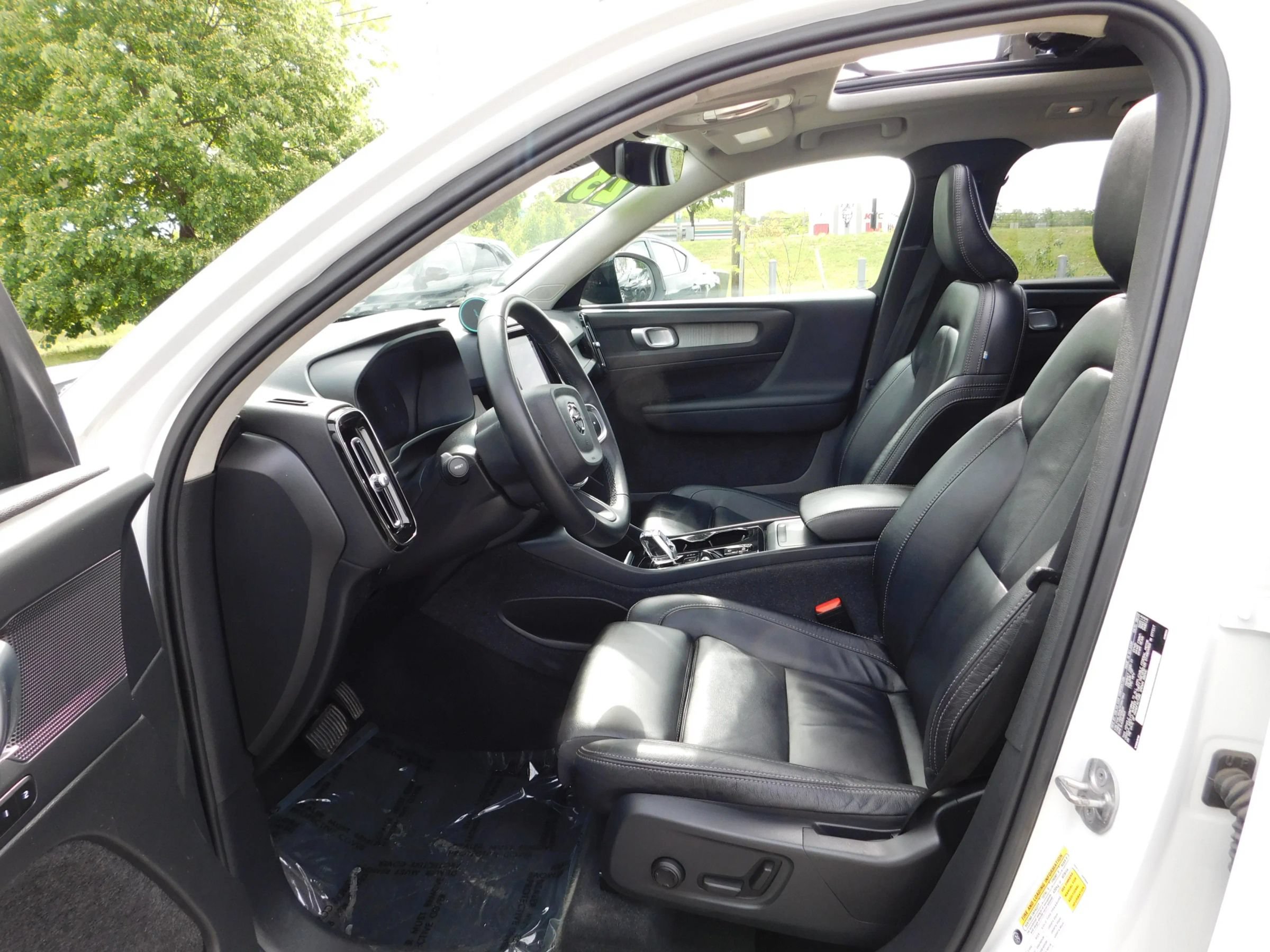 Used 2023 Volvo XC40 B5 Plus w/ Driver Assist Package AWD/4WD image 16