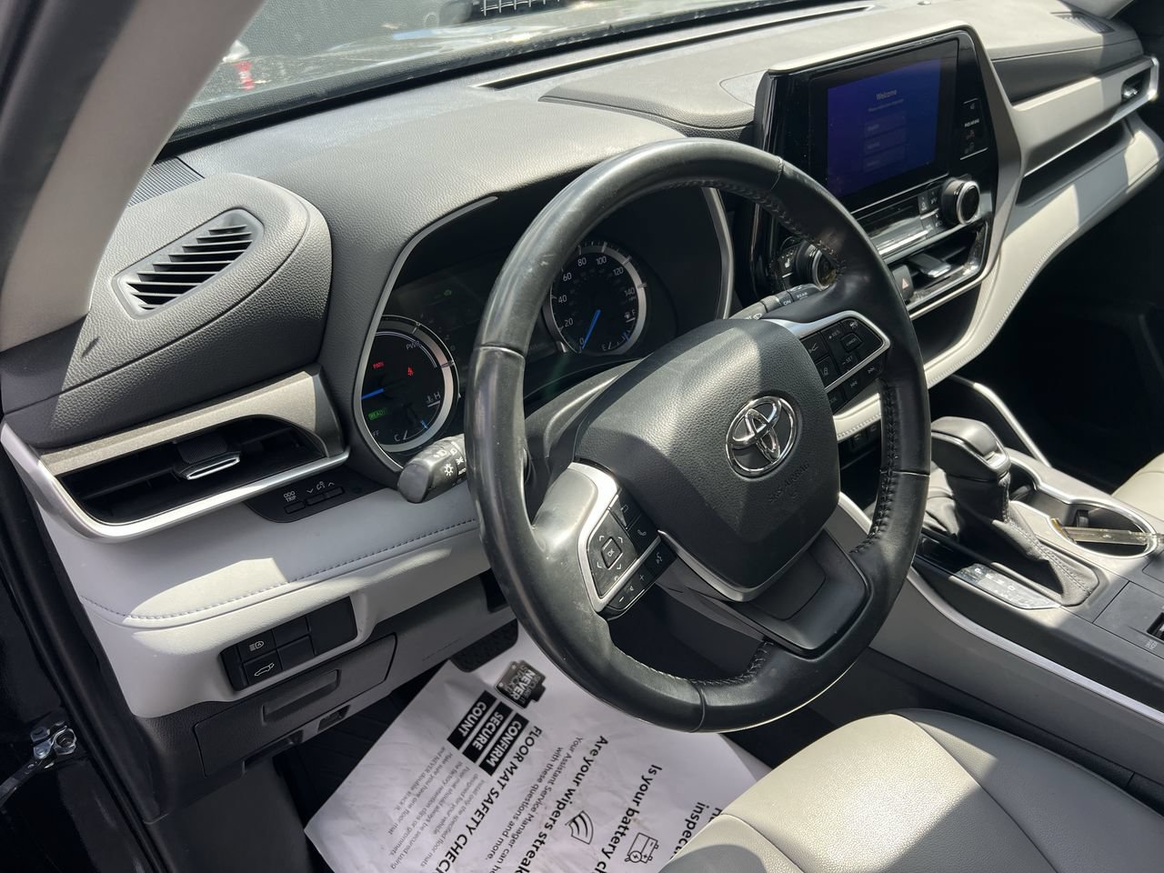 Used 2023 Toyota Highlander XLE FWD image 18