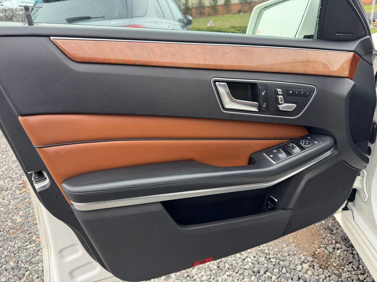 Used 2014 Mercedes-Benz E 350 E 350 Luxury 4MATIC AWD 4dr Se image 26