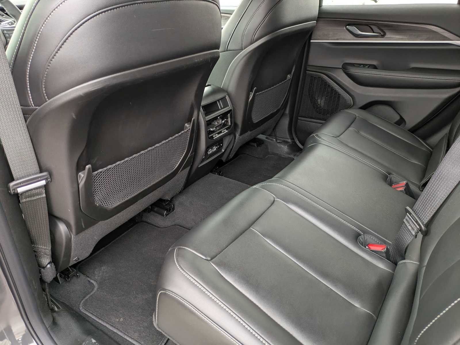 Used 2025 Jeep Grand Cherokee Limited image 16