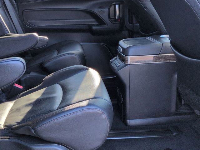 Used 2025 Toyota Sienna Platinum image 29
