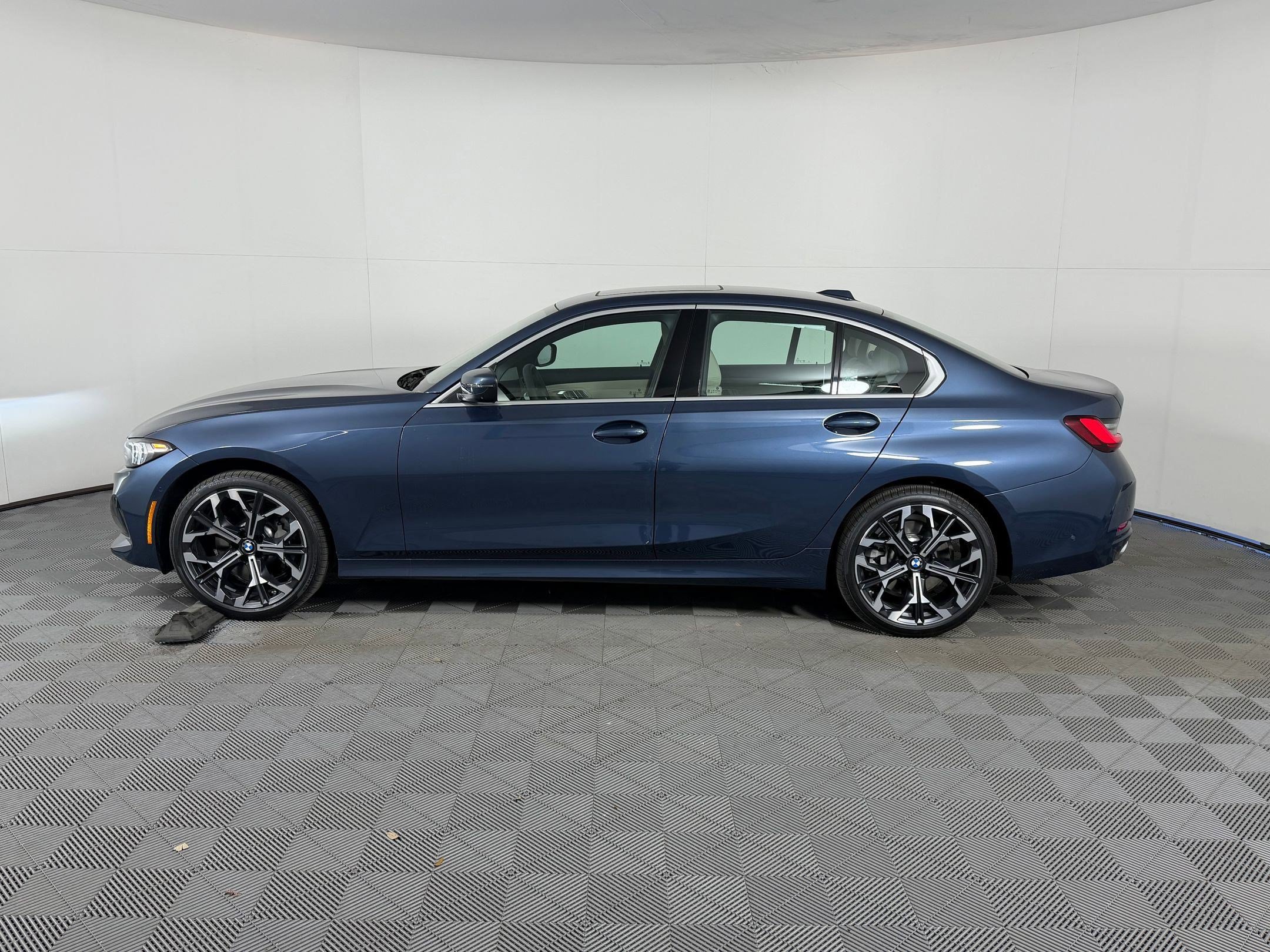 Used 2026 BMW 330i Sedan w/ Premium Package RWD image 2