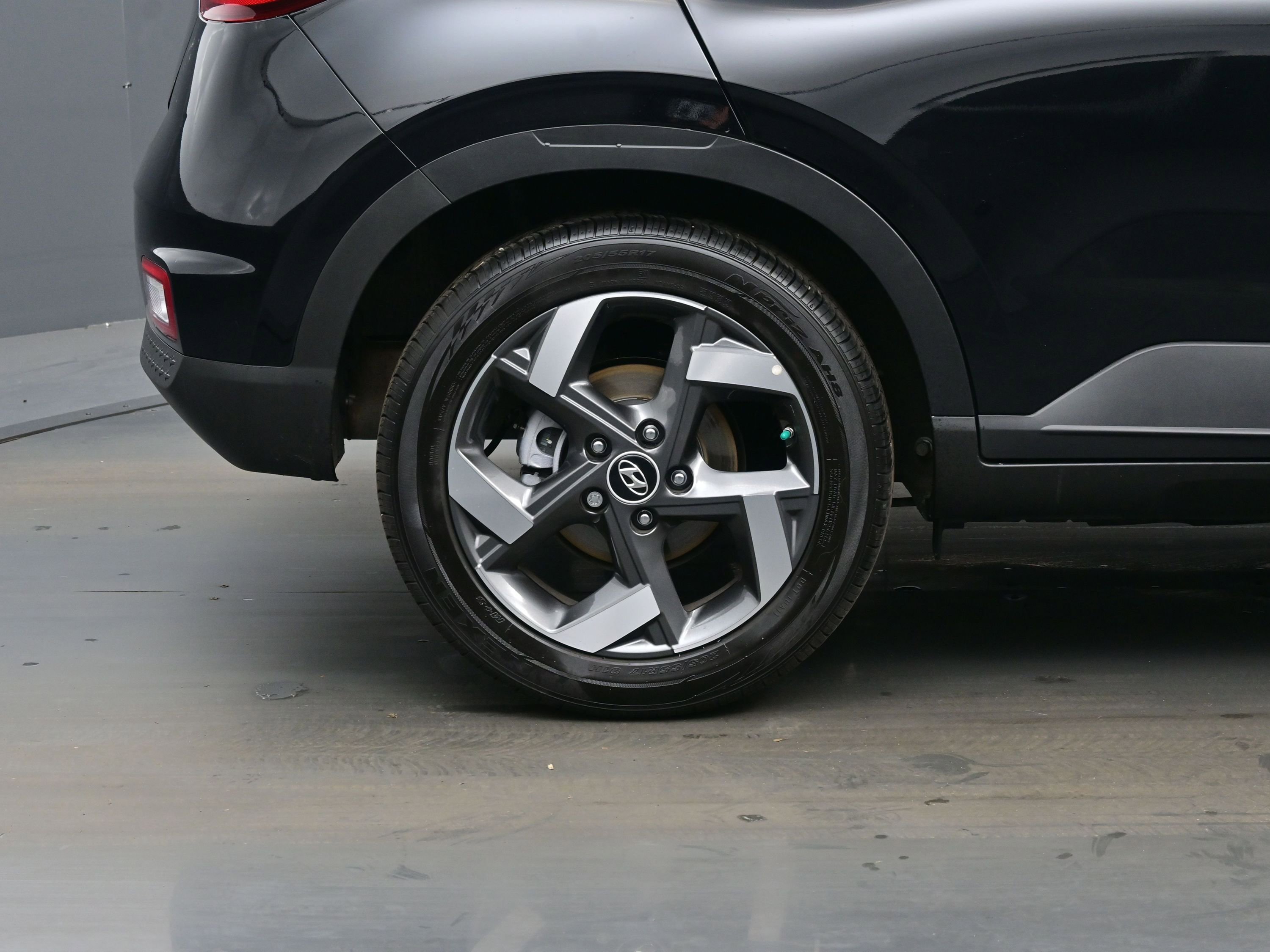 Certified 2025 Hyundai Venue SEL image 9