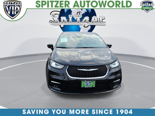 Used 2024 Chrysler Pacifica Limited image 3