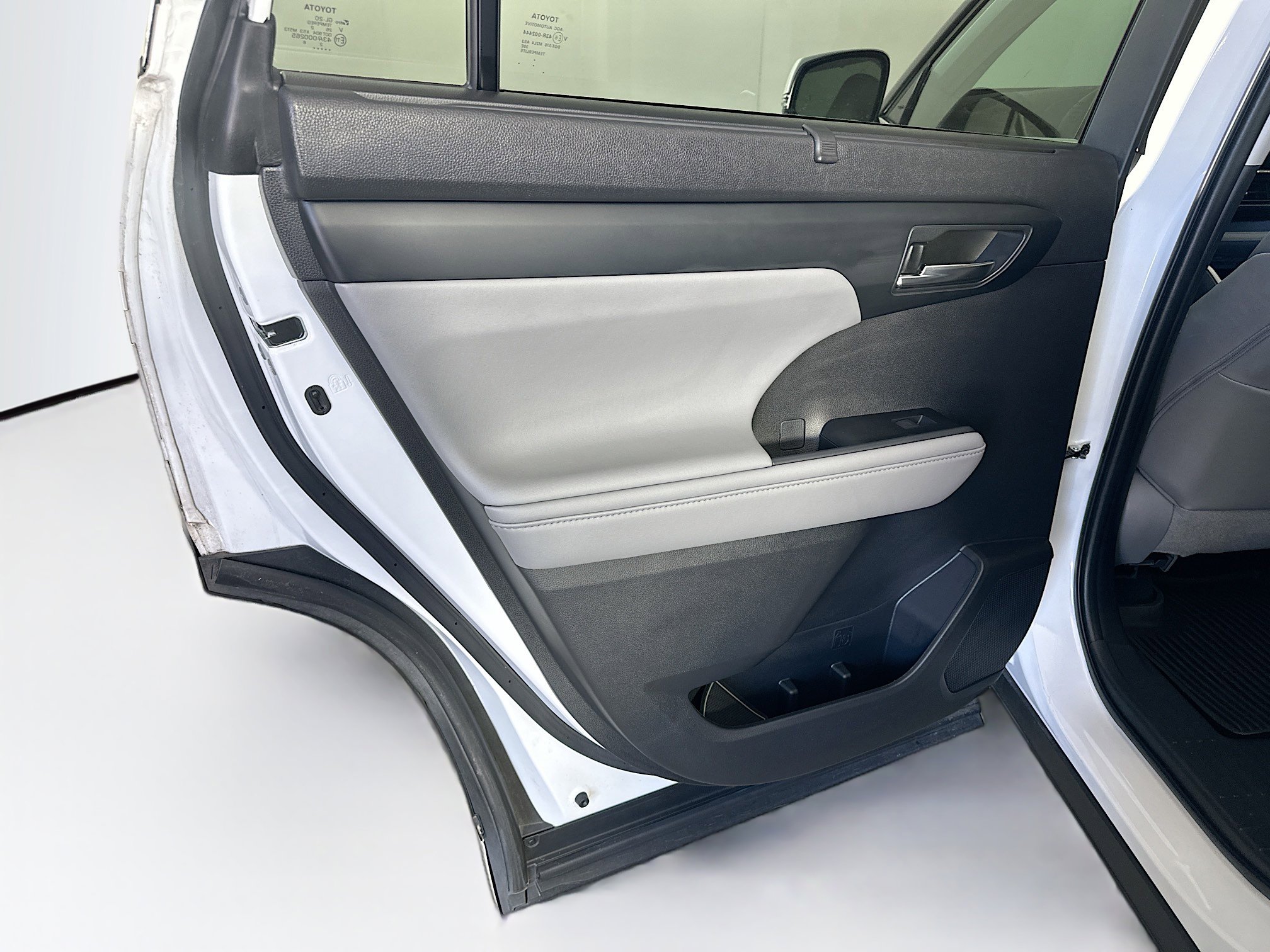 Used 2022 Toyota Highlander XLE image 28