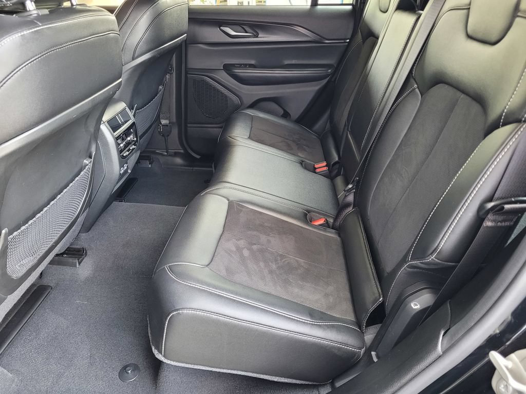 Used 2023 Jeep Grand Cherokee Altitude AWD/4WD image 11