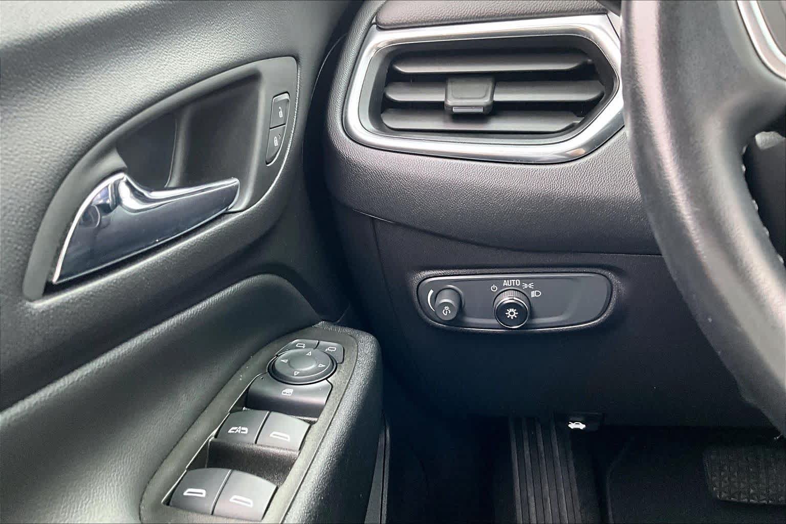 Used 2023 Chevrolet Equinox LT FWD image 32