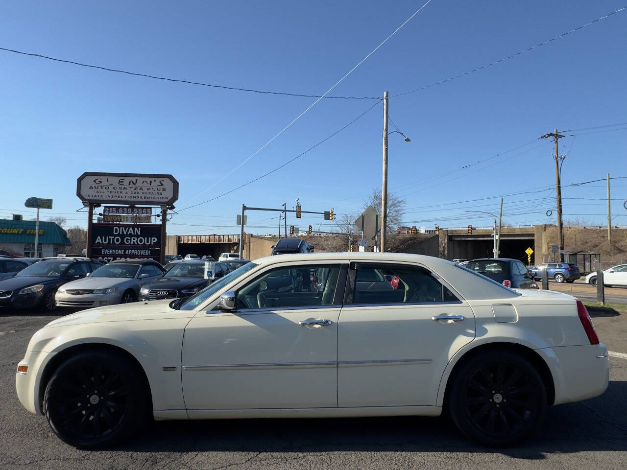 Used 2010 Chrysler 300 Touring image 2