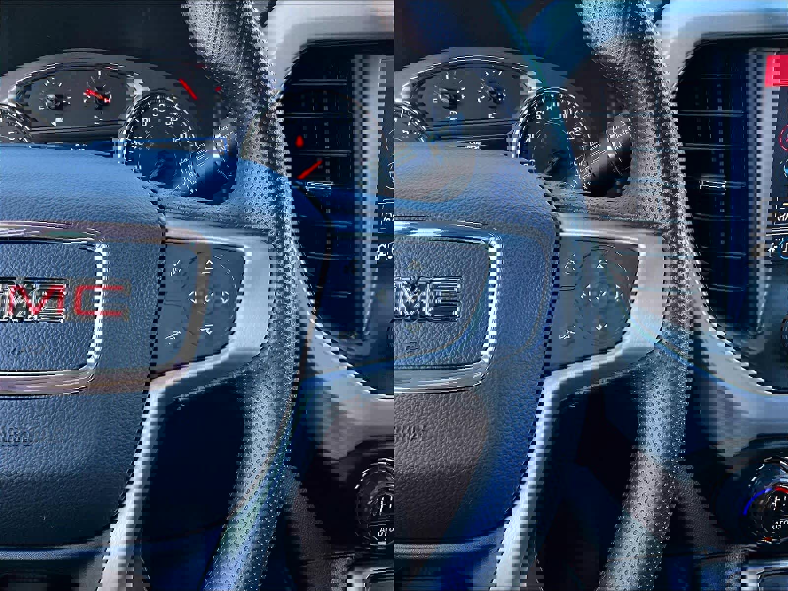 Used 2022 GMC Acadia SLE image 25