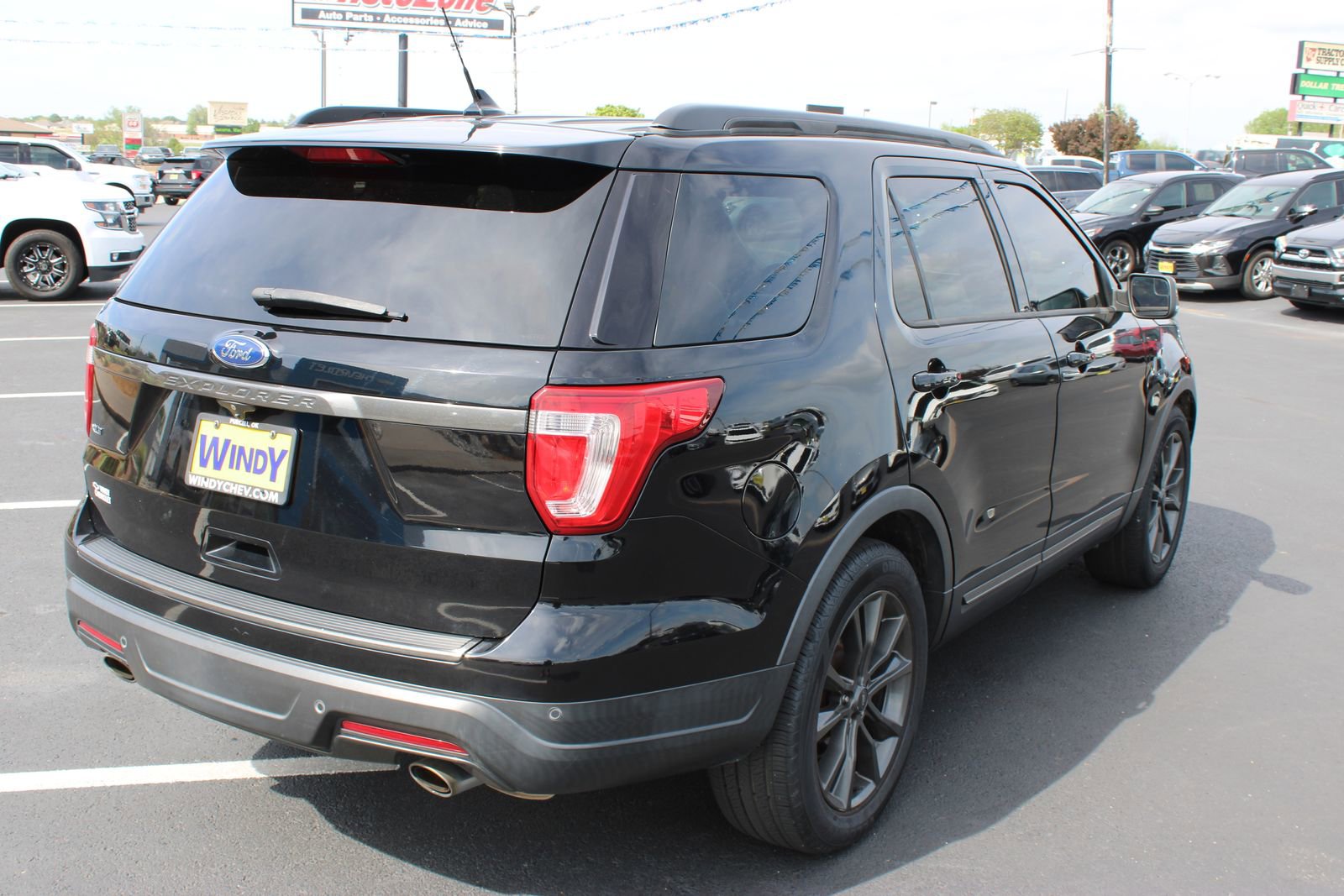 Used 2018 Ford Explorer XLT w/ Equipment Group 202A image 9
