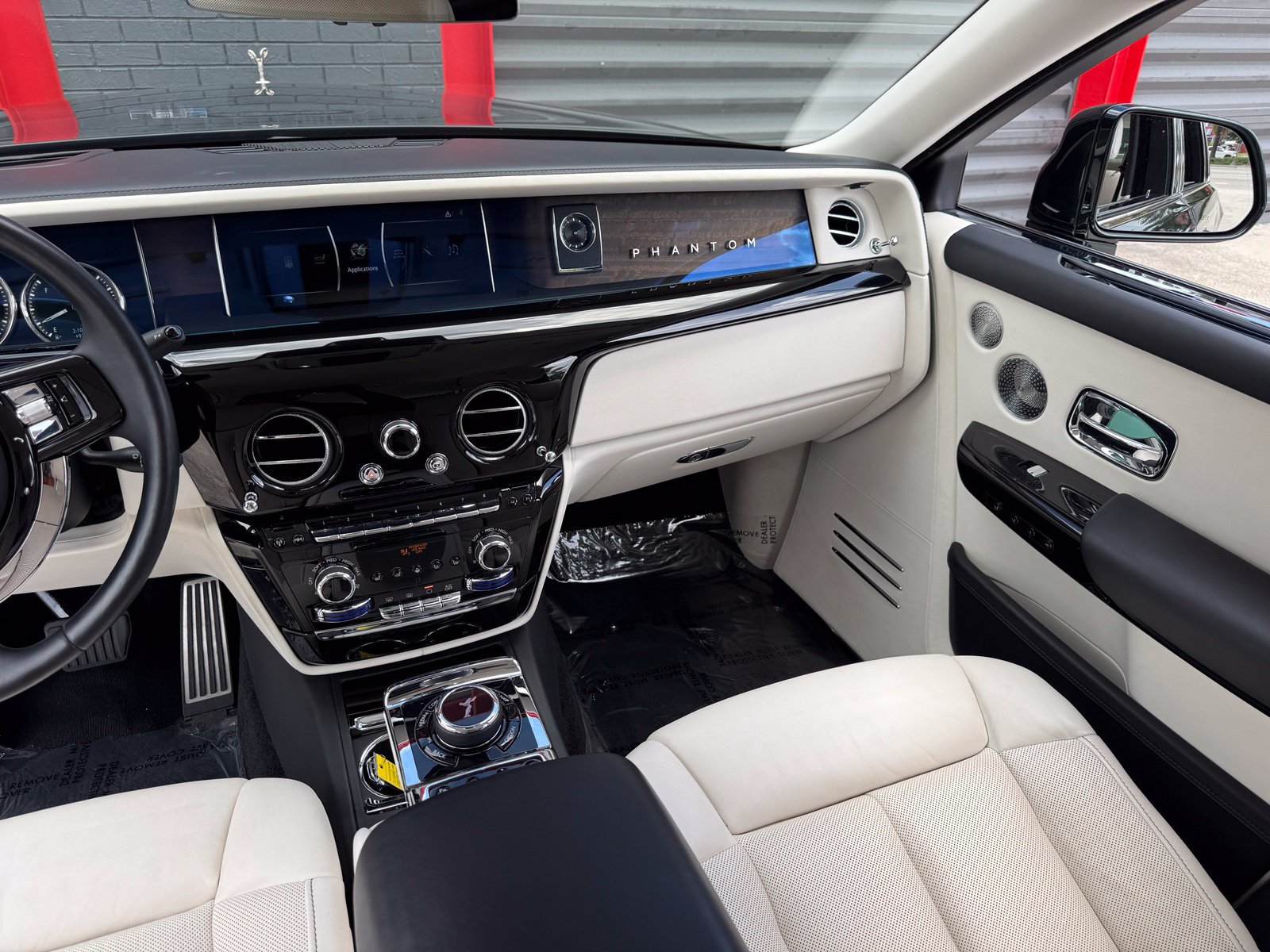 Used 2022 Rolls-Royce Phantom Sedan RWD image 35