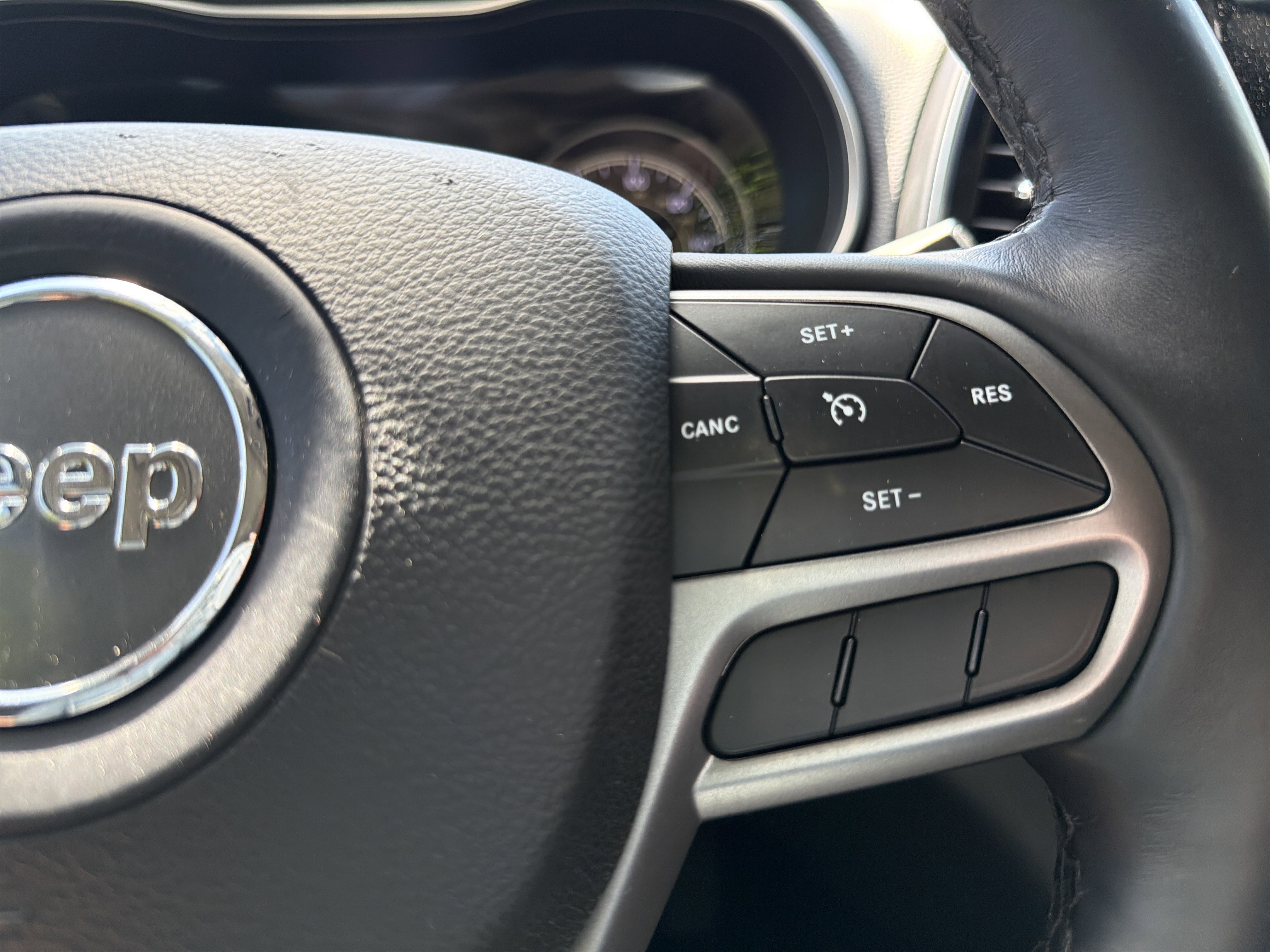 Certified 2019 Jeep Cherokee Limited w/ Luxury Group AWD/4WD image 27