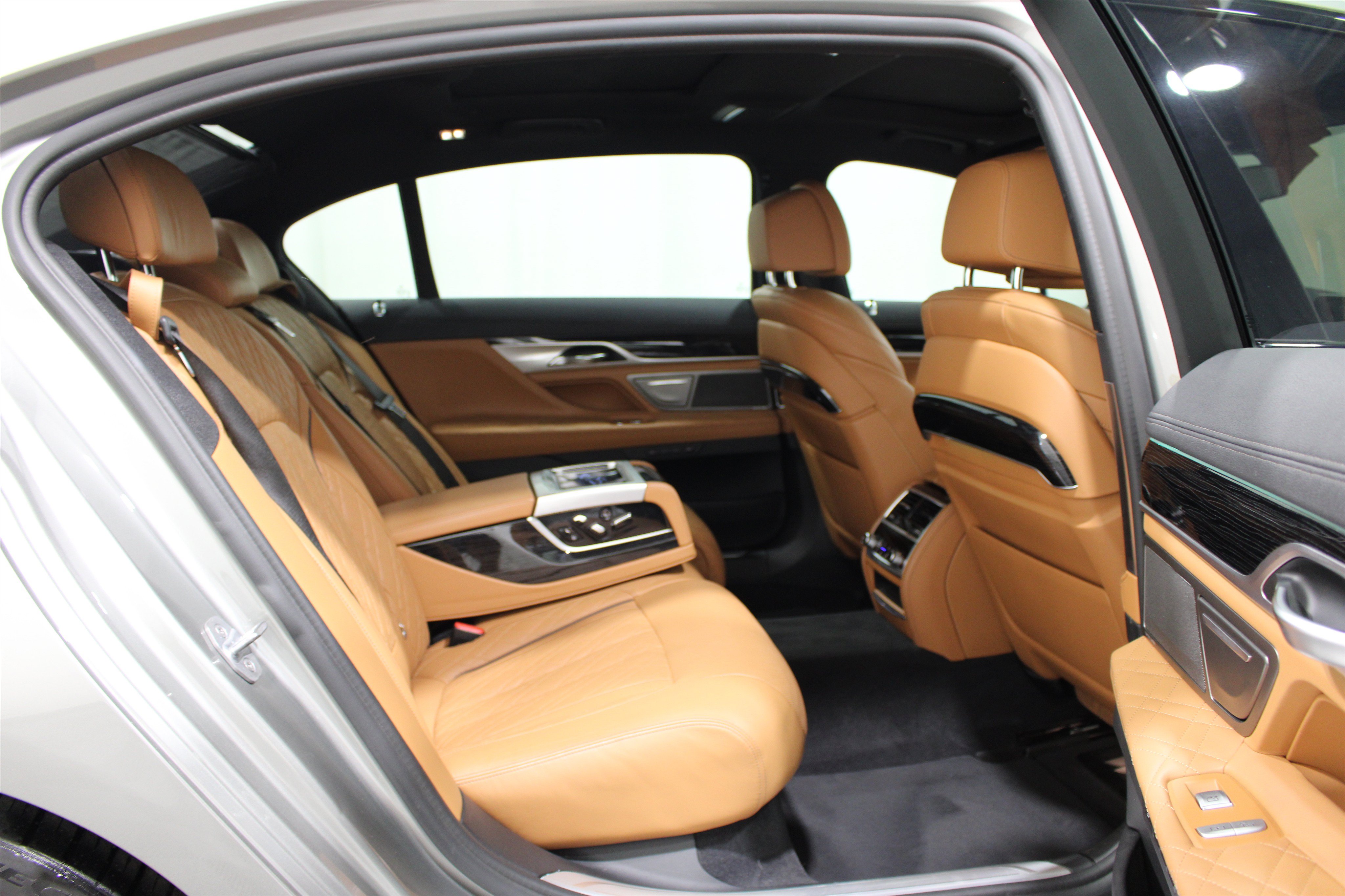 Used 2020 BMW 750i xDrive w/ Executive Package AWD/4WD image 29