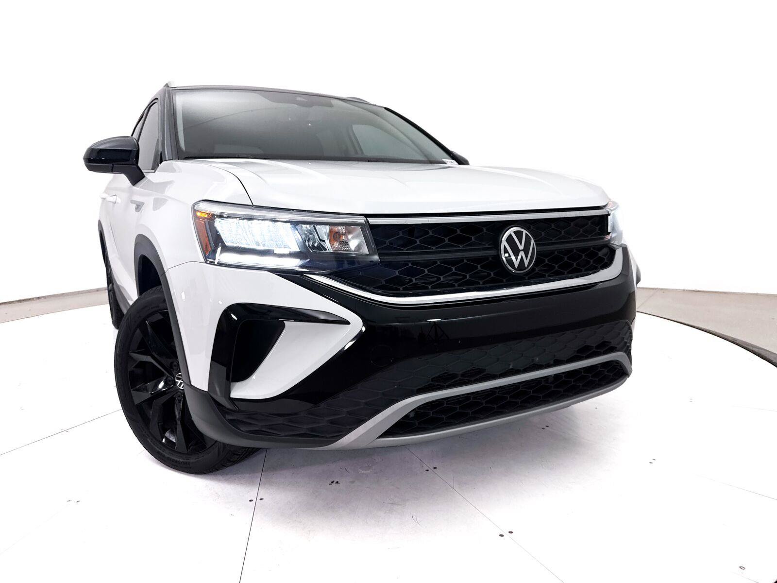 Used 2023 Volkswagen Taos SE w/ Panoramic Sunroof Package FWD image 6