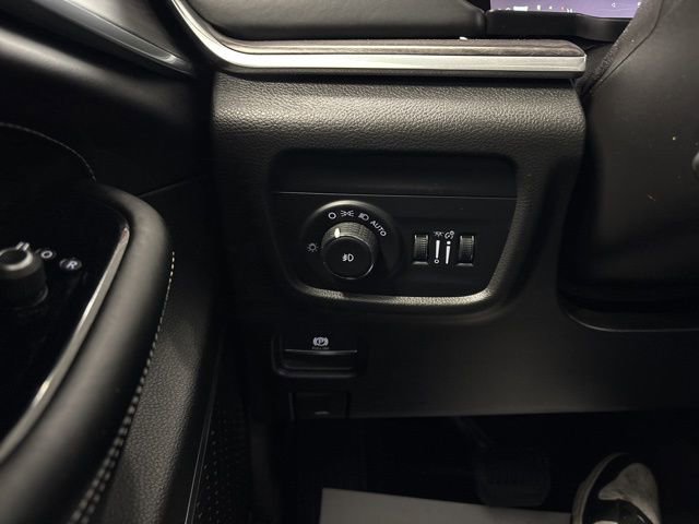 Used 2023 Jeep Grand Cherokee Overland image 40