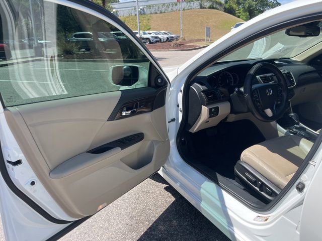 Used 2017 Honda Accord Touring image 4