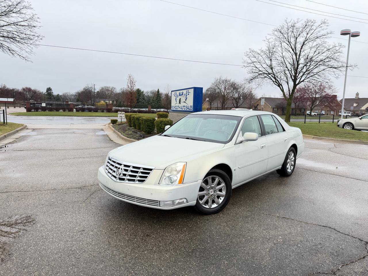 Used 2009 Cadillac DTS FWD image 1