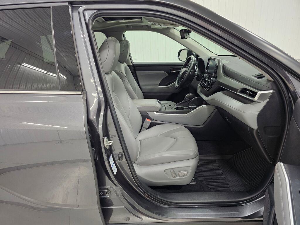 Used 2022 Toyota Highlander XLE image 24