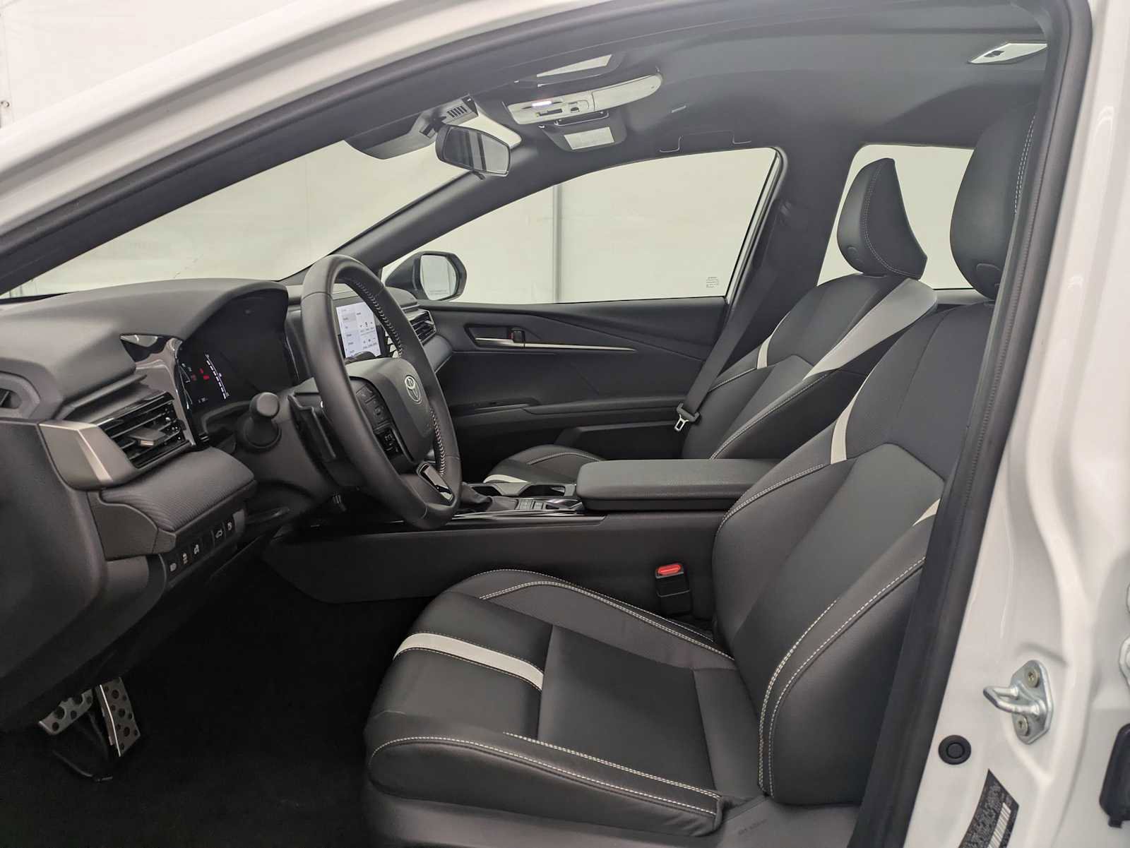 Used 2025 Toyota Camry SE image 17