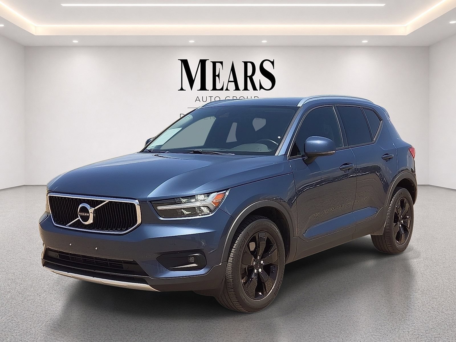 Used 2021 Volvo XC40 T4 Momentum FWD image 1