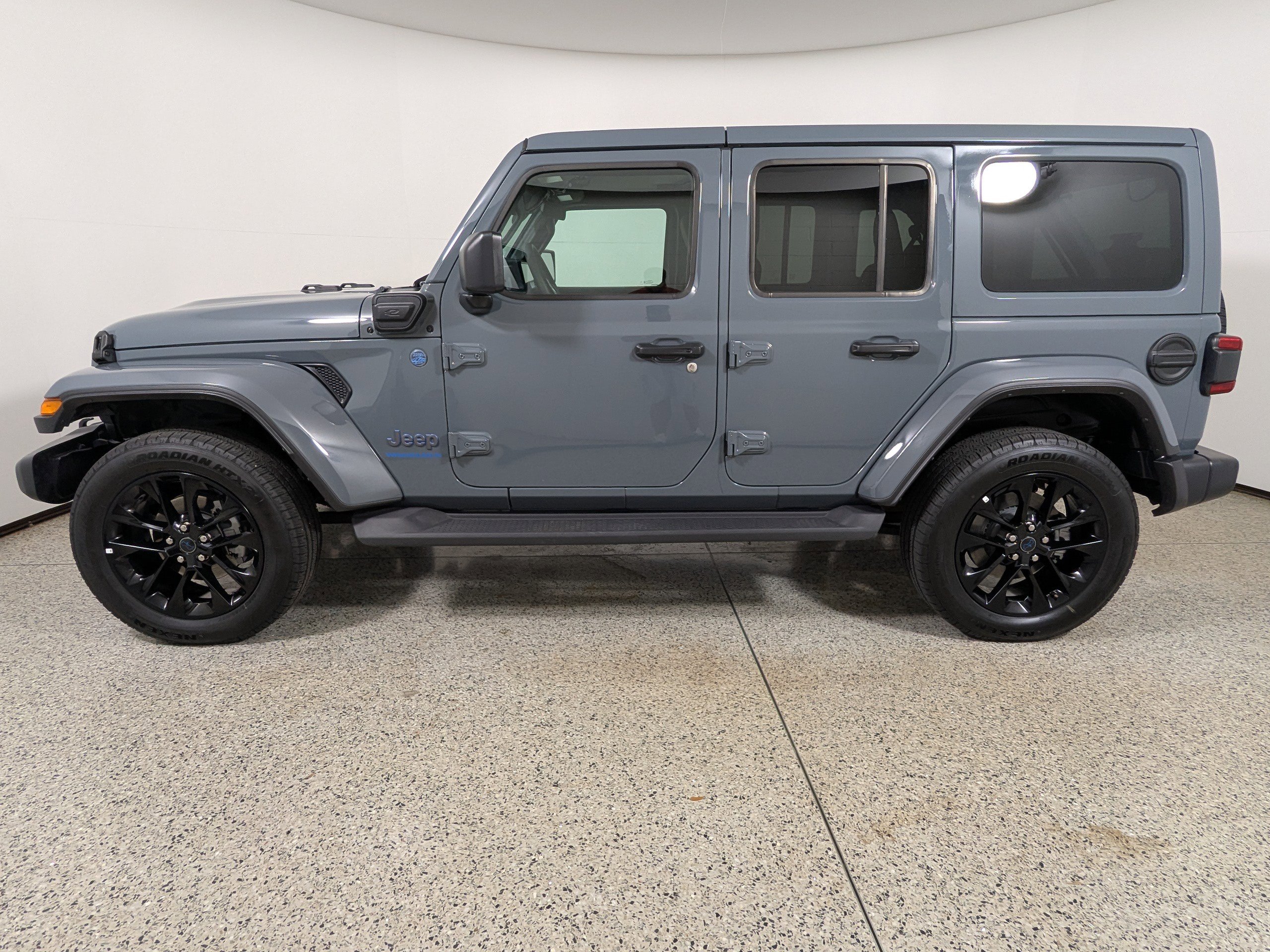 Used 2025 Jeep Wrangler Sahara AWD/4WD image 4